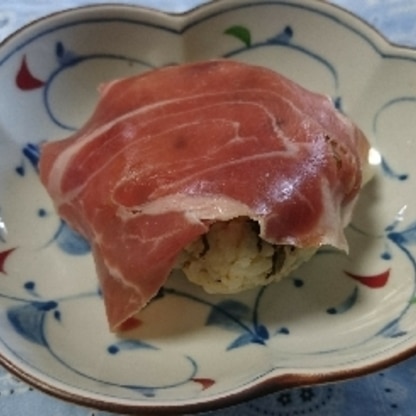 生ハムのおにぎり♪贅沢ですねd=(^o^)=bお肉のブロック食べてるみたい♪